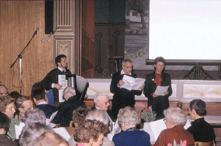 Lokalhistorisk Aften i Vejby Forsamlingshus, 1991. Arkitekt og musiker Karl Henning Sørensen står sammen med Anders Friedrichsen og Kirsten Jørgensen, der synger Vejbyvalsen. Foto: Stig Rex Olkjær