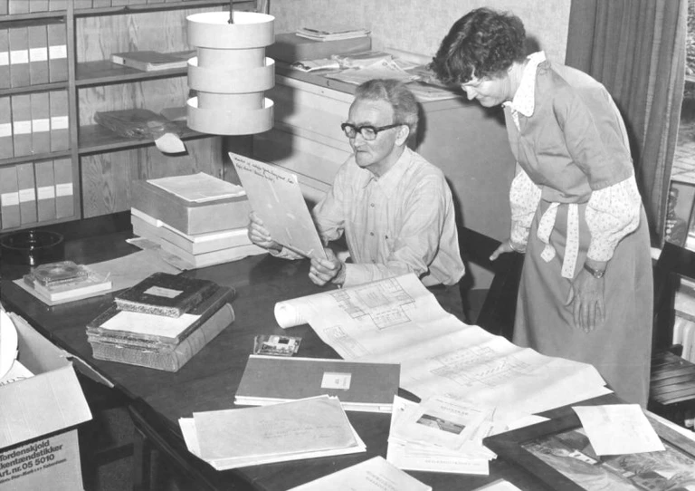 Ejnar Larsen er i gang med at kigge på en indlevering til Holbo Herreds Lokalhistoriske Arkiv, 1979