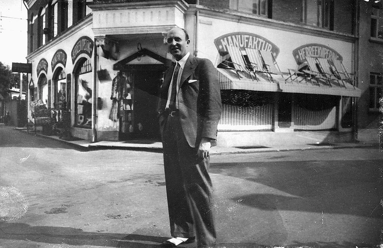 Tage Jacobsen foran sin forretning, Th. Jacobsens Manufaktur. Butikken var grundlagt af Tages far. Cirka 1940.