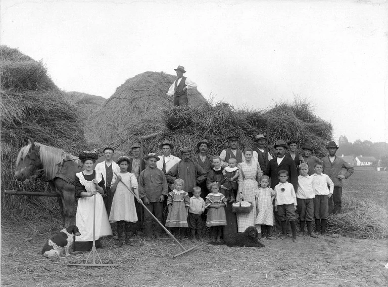 Høstfolk på Vejby Præstegård, 1907. I vore dage får præsten en fast månedsløn. På Lars Larsens tid  levede præsten af overskuddet fra præstegårdens landbrug, der blev drevet af en forpagter, betaling  for kirkelige handlinger som dåb og begravelse samt de ofre, som sognebørnene ydede ved  højtiderne. I 1907 var Lars Larsen ikke længere gårdmand, men opsynsmand på Statens Museum for Kunst.  Fotograf ukendt.