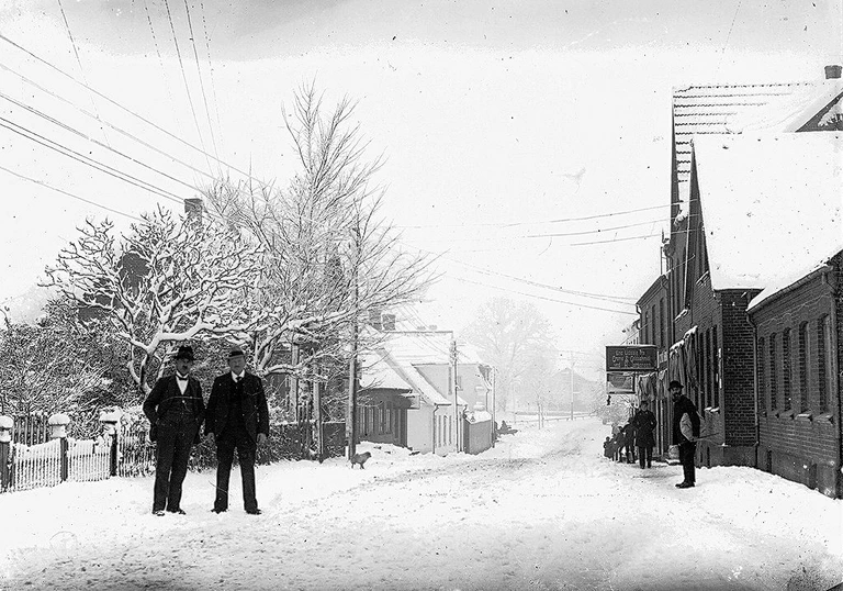 Græsted Hovedgade dækket i sne, ca. 1905