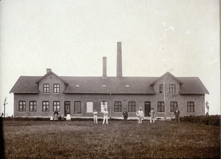 Græsted Andelsbageri med personale og familie for både bageriet og møllen, ca. 1900. Som andelshaver i Græsted Andelsbageri havde man købepligt. Det vil sige, at de ca. 400 andelshavere købte alt sit hverdagsbrød hos bageriet.