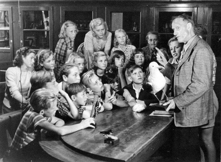 H.C. Terslin underviser en skoleklasse i Naturhistorie, ca. 1950