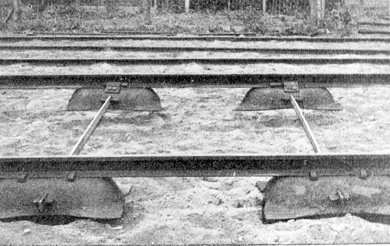 Foto af grydesporet, hvor man kan se de omvendte jerngryder, der stod under skinnerne. 