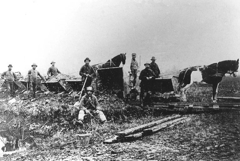 Tipvogne på Søborg Sø i forbindelse med tørlægningen af søen, ca. 1891-94