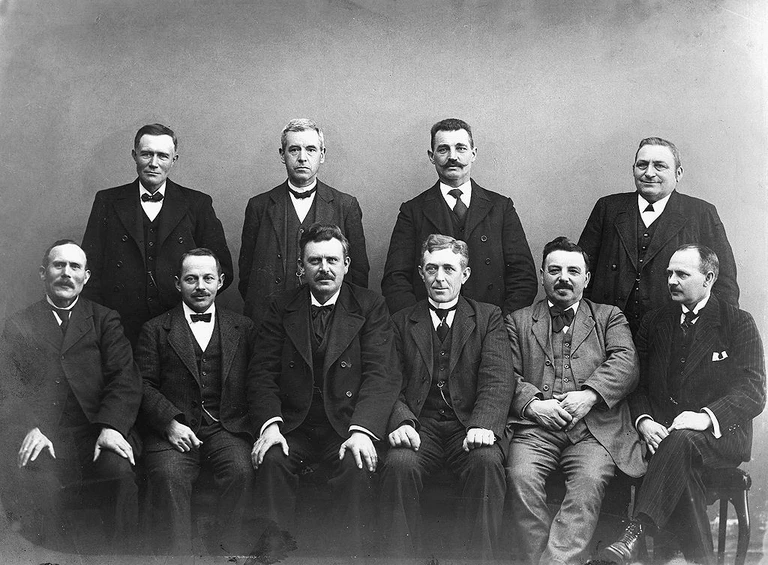 H.H. Henriksen var valgt ind i sognerådet for Søborg-Gilleleje i årene 1917-1921. Han ses siddende yderst til højre og er den eneste, der ikke kigger ind i kameraet. 