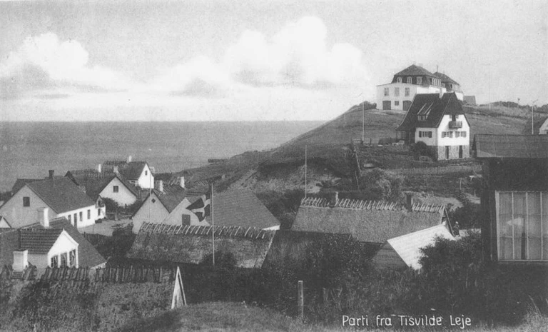Postkort fra Tisvildeleje, 1924. Tisvildeleje Badehotel ses på Hyrdebakken i baggrunden