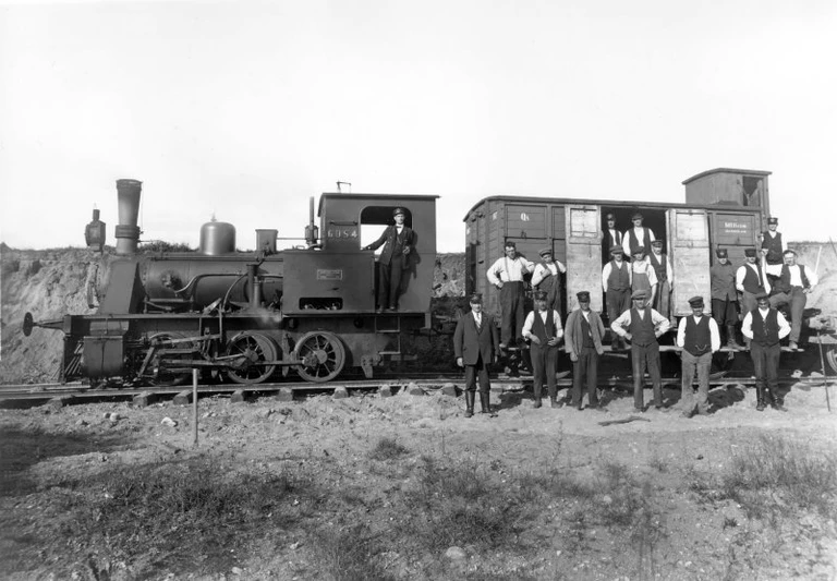 Lokomotiv, godsvogn og personale fra Tisvildebanen, fotograferet ved Tisvildebanens 25 års jubilæum, 1949