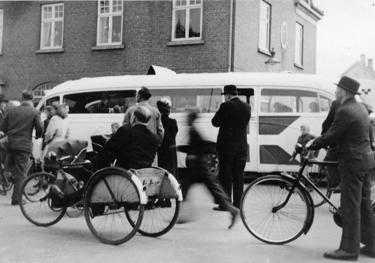 En af de Hvide Busser ankommer til Gilleleje