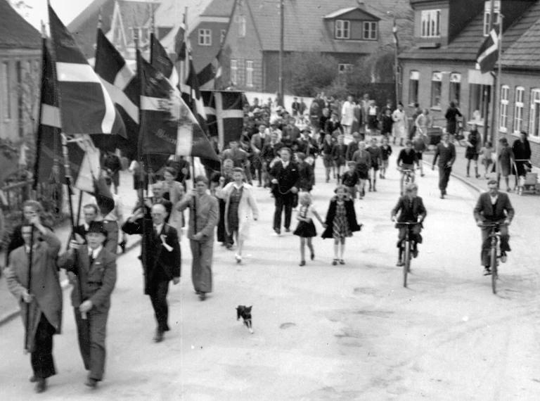 Fejring på gaden i Helsinge den 5. maj 1945 