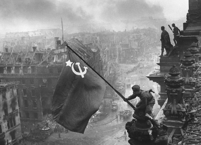 Russiske soldater hejser den Røde Fane over Rigsdagen i Berlin, 2. maj 1945. Forside af Ekstra Bladet fra 3. maj 1945.
