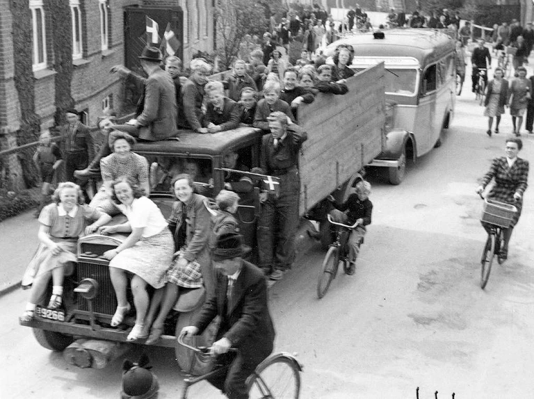 Festligheder og glade mennesker i Helsinges gader, d. 5. maj 1945.