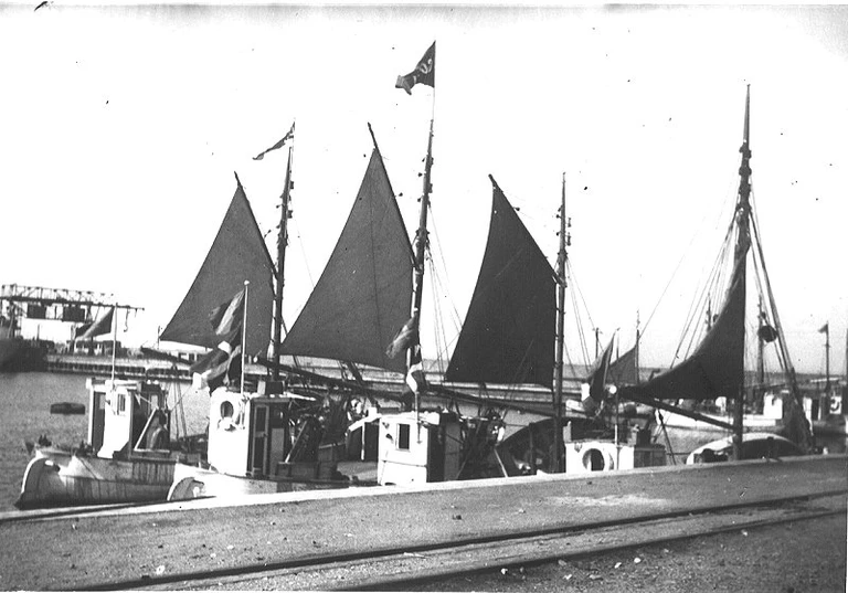 Fiskerbåde fra Gilleleje fotograferet i Höganäs efter flugt fra Danmark i februar 1945