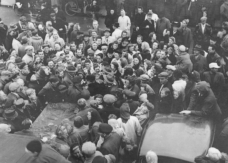 Folkemængde flokkes om engelske soldater på torvet i Gilleleje ved Gilleleje Kro