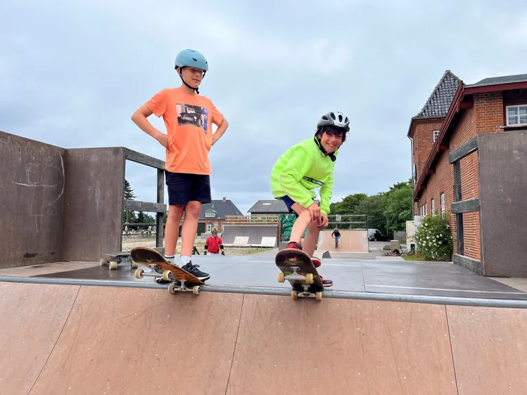 2 drenge på skateboard