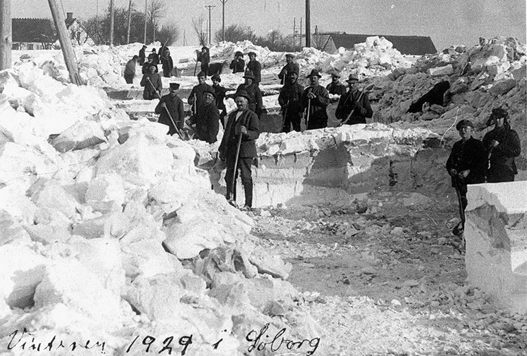 Gribskov Arkiv har desværre ingen vinterbilleder fra 1800-tallet. Men dette billede fra Krigsagerbakke nær Søborg fra 1929 viser meget godt, hvilke udfordringer folkene på landet kunne stå i dengang.