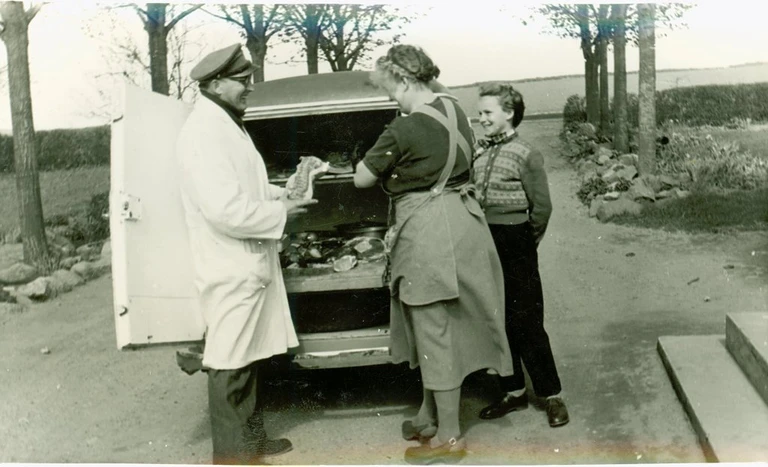 Slagter Gunnar og Kirsten på kødtur i Holløse, 1956 