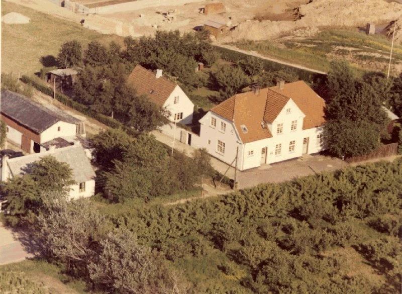 Luftfoto: Vejby-Tibirke Sognekommunes administrationsbygning, Holløselundvej 77.
