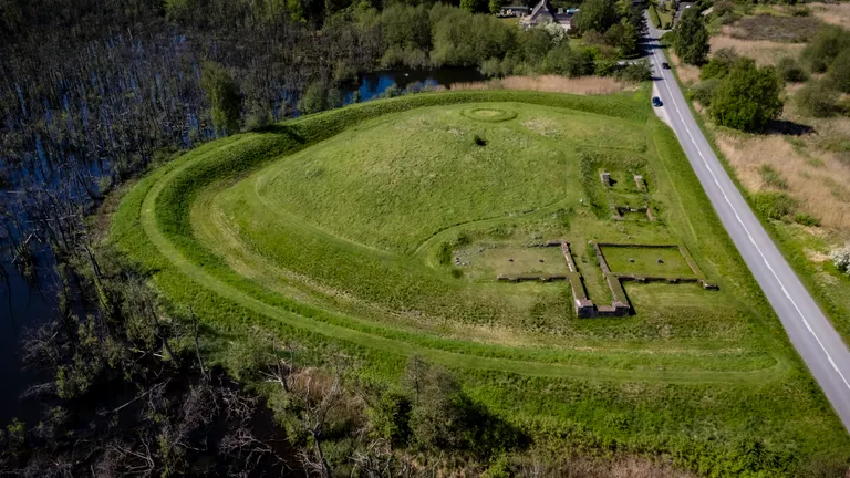 Dronefoto af Dronningholm Slotsruin
