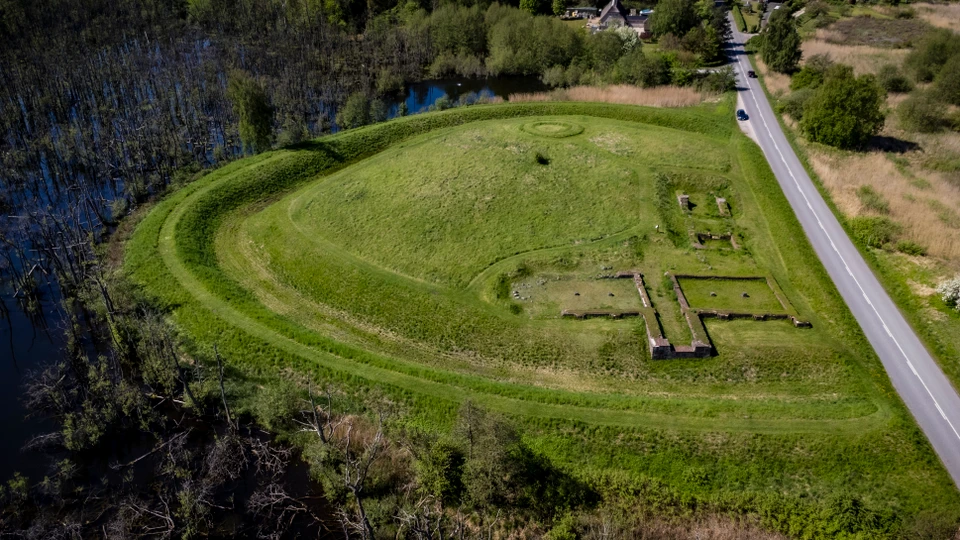 Dronefoto af Dronningholm Slotsruin