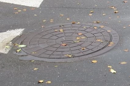 Eksempel på dæksel, der lukker en spildevands- eller fjernvandsbrønd