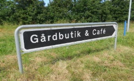 Eksempel på sort hvidt skilt til særlig servicevejvisning