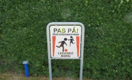 Eksempel på skilt med varsel om legende børn