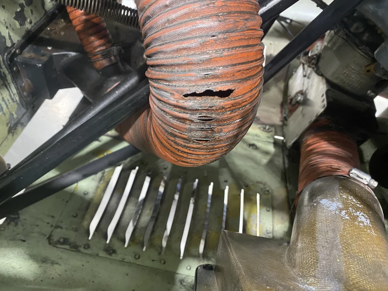 Revner i luftslange til kabine- og frontrudevarme