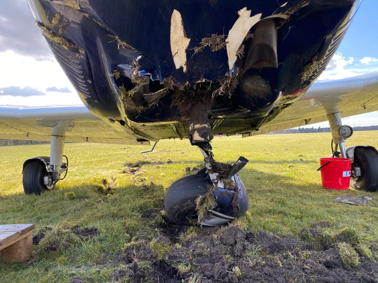 Foto af skader på fly