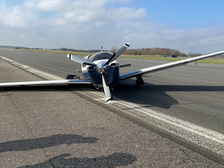 Flyet kom til et fuldt stop ved landingsbanens sidebegrænsning.