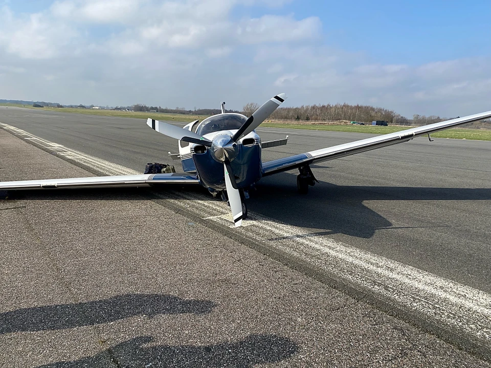 Flyet kom til et fuldt stop ved landingsbanens sidebegrænsning.