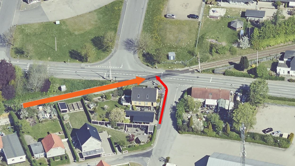 Oversigtsbillede af overkørsel 30, der med pile illustrerer henholdsvis togets køreretning og fodgængerens færden. 