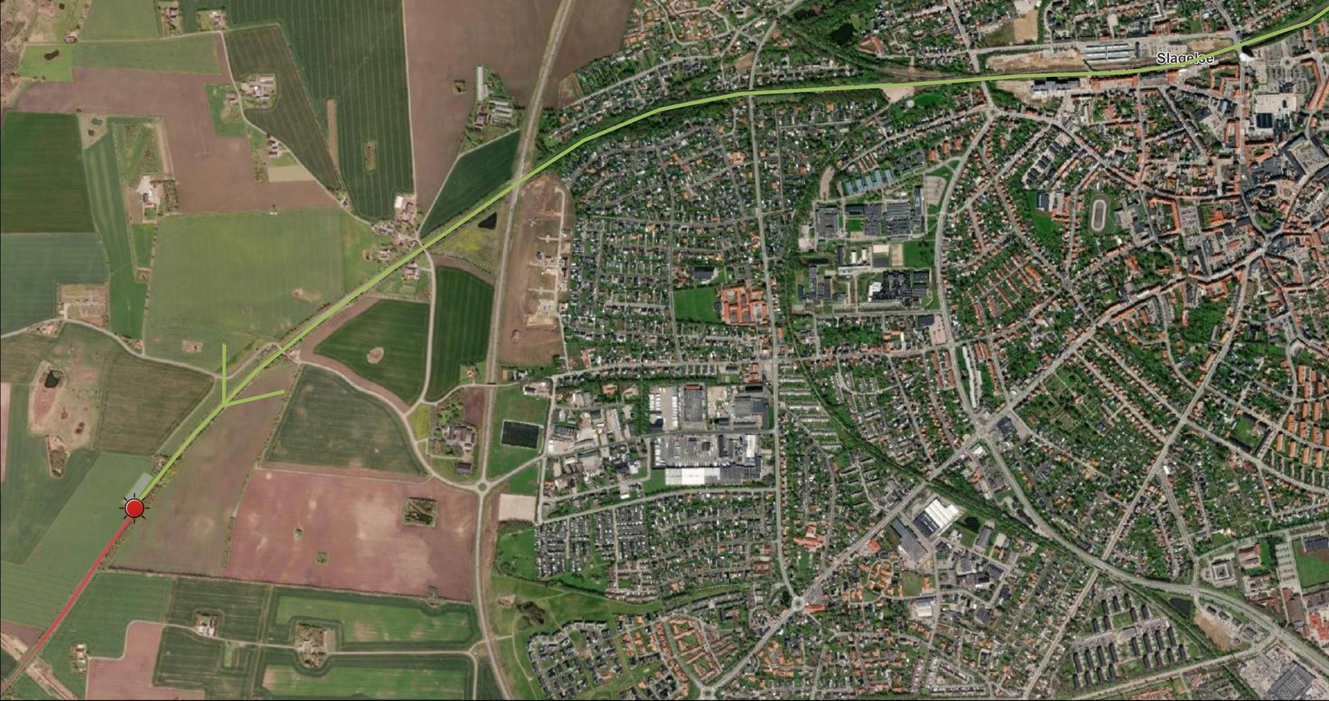 Oversigt, der med grøn pil viser togets køreretning og den røde prik det omtrentlige hændelsessted.  