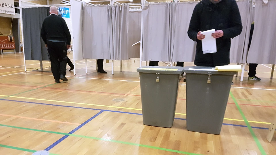 Valgsted med borgere der er i gang med at stemme
