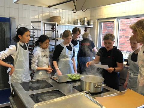 Børn laver mad i skolen