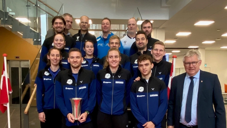 Billede af borgmester Søren Smalbro og Vendsyssel Elite Badmintonholdet