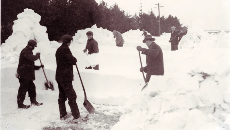 Billedet viser snekastning med skovle ved Mørkhule Bakke, ca. 1930