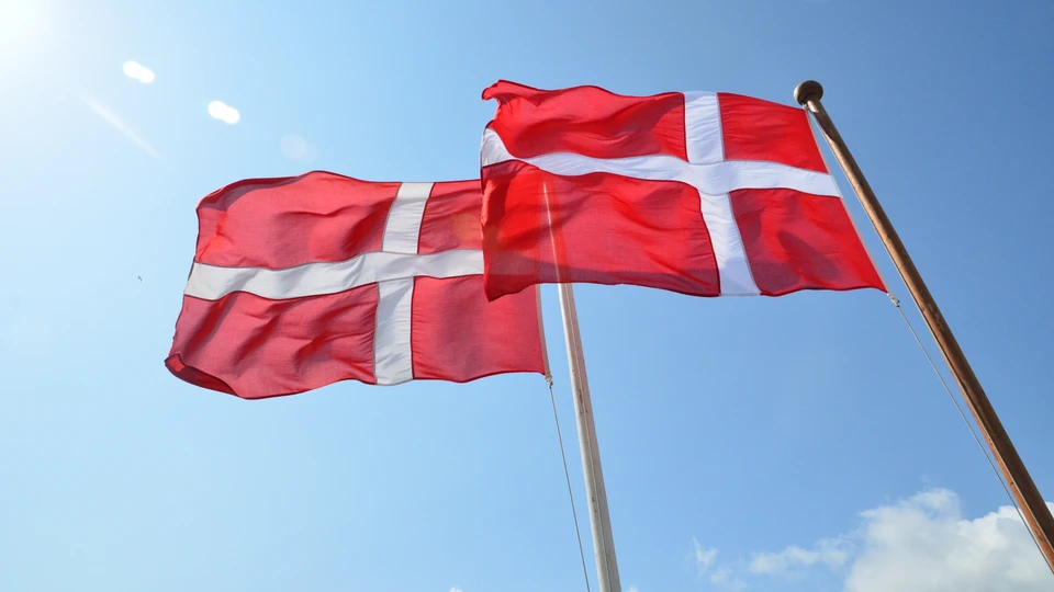 To dannebrog flag vejer i vinden