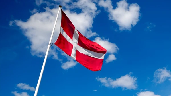 Dannebro vejer i vinden på en blå himmel