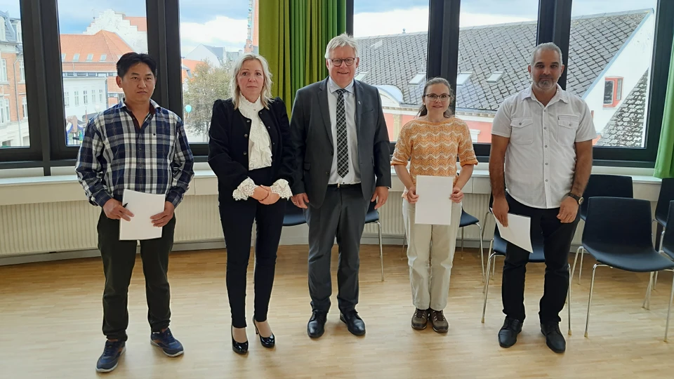 Her ses Borgmester Søren Smalbro med de fire nye danskere i Hjørring Kommune. Hjørring Kommune byder de nye danskere velkomne.