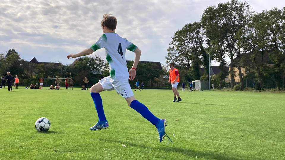 Unge spiller fodbold under Stjernestævnet