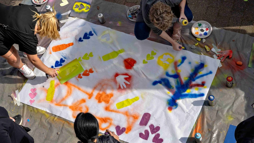 Billedet viser unge der skaber graffitikunst ved studiestartseventet Hjørring LIVE