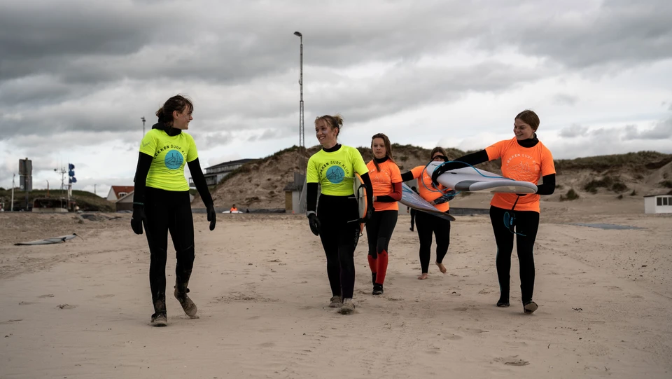 Unge kvinder fra Løkken Surf Klub