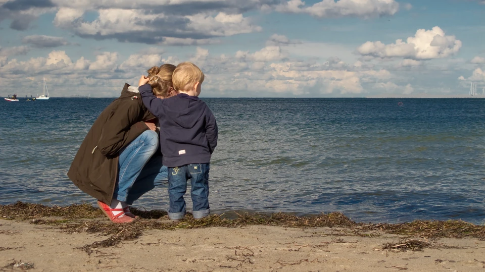 Mor og barn sammen på stranden