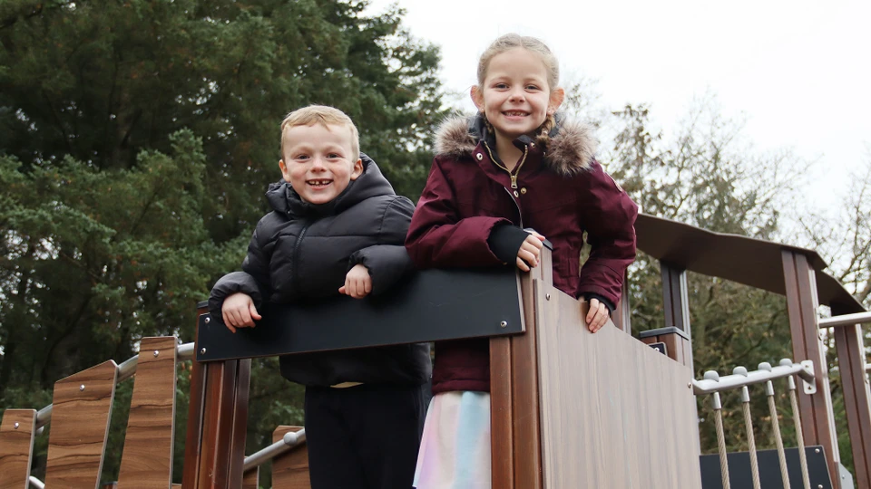 To børn leger på skolens legeplads.