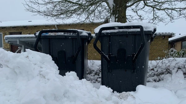 Sne på affaldscontainere