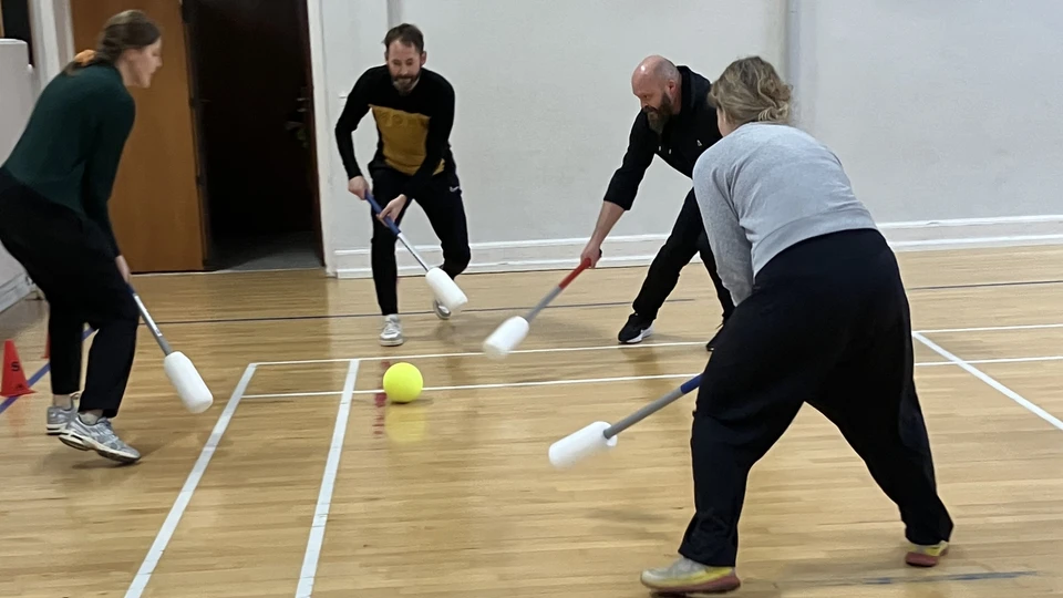 Fire voksne spiller floorball