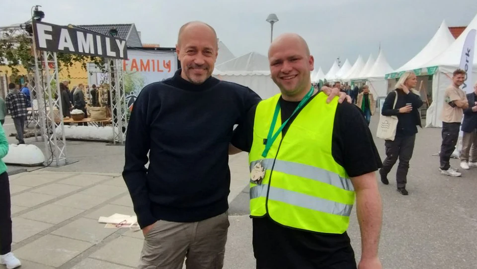 Minister Magnus Heunicke med frivillig Mikkel Møllemand