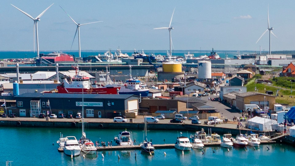 Hirtshals Havn med Moonshine til højre