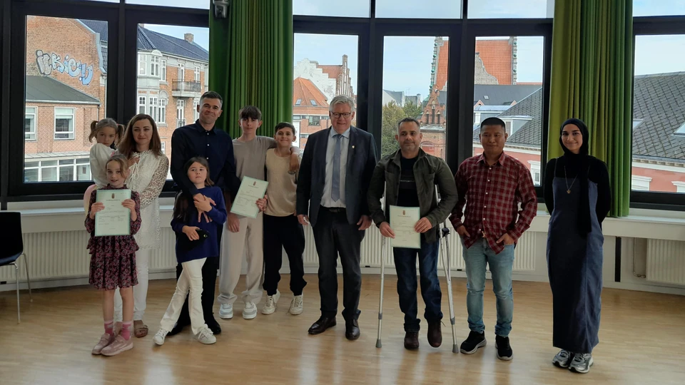 Her ses Borgmester Søren Smalbro med de fem glade nye danskere. Hjørring Kommune byder de nye danskere velkomne.
